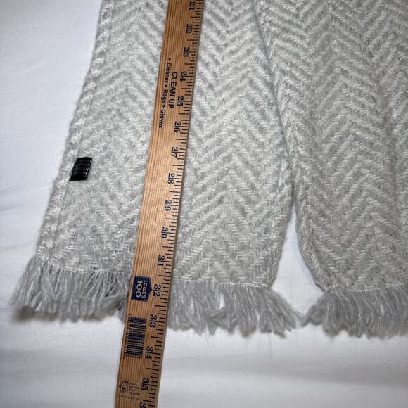 John Branigan Weavers Wool Blend Fringe Scarf Gray Cream Herringbone Womens NWT - Picture 8 of 12